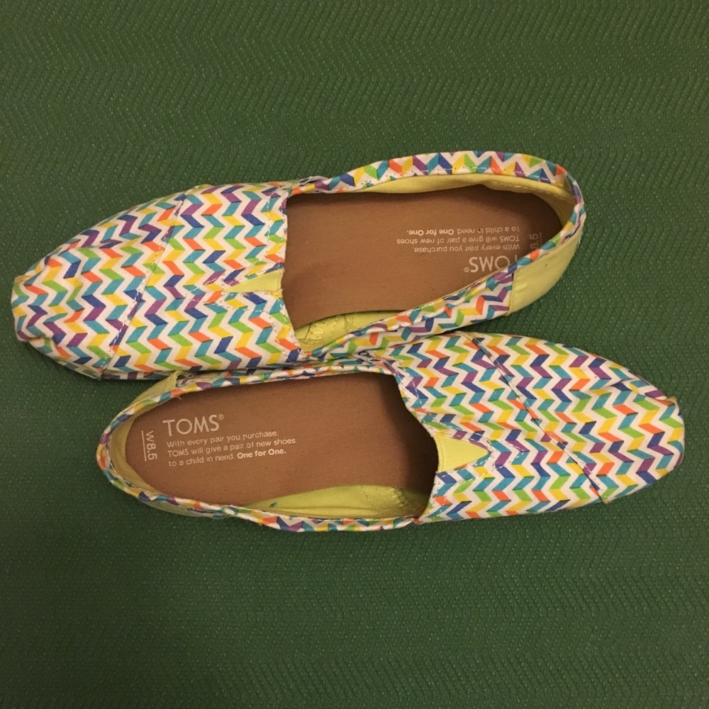 Rainbow chevron Toms
